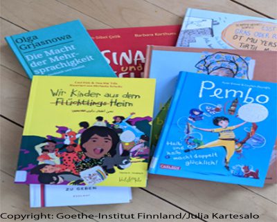 Saksankielisiä lastenkirjoja asetelmassa.