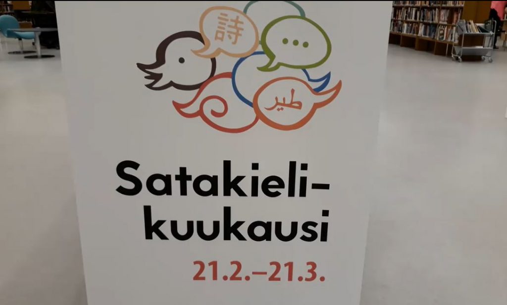 Satakielikuukauden roll-up Kouvolan kirjastossa