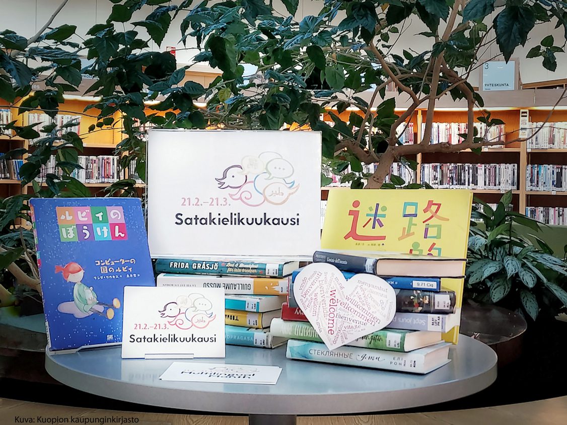 Asetelma erikielistä kirjoista Satakielikuukautta varten