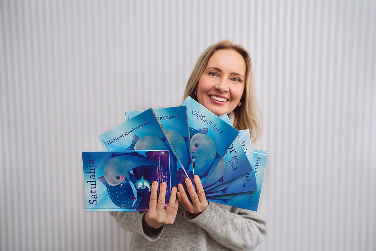 lukukeskus nainen kirjojen kanssa.