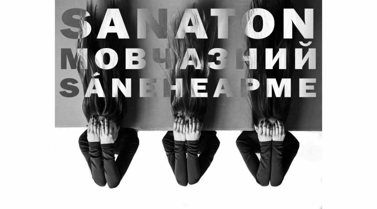 Kolme pitkätukkasta naista pitää käsiä silmien edessä. Kuvassa teksti: sanaton - мовчазний – sáneheapme.