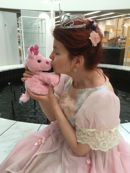 Prinsessa suutelee vaaleanpunaista yksisarvista. Kuva: xx