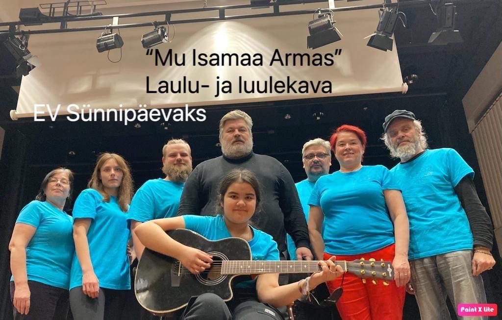 7 henkilöä turkooseissa paidoissa, 1 harmaassa ja istuva tyttö kitaran kanssa. Eestin itsenäisyyspäivänä konsertti Pasilassa. Kuva: Rein Kübarsepp