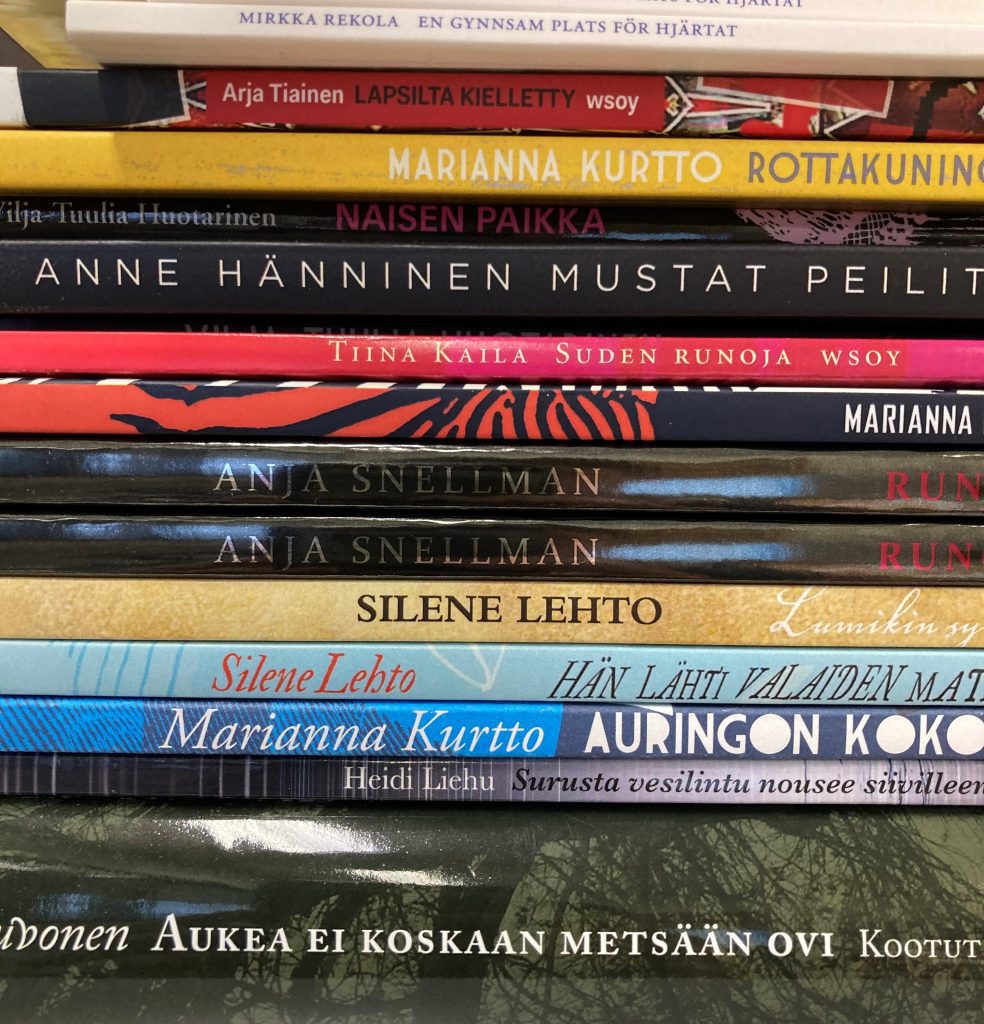 Naiskirjailijoiden kirjapinon selkämykset.