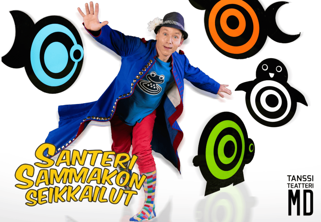 Mies jolla on päällä Santeri Sammakko paita on loikkaavinansa kuvasta ulos. Ympärillä on eri värisiä kuvitushahmoja eläimistä. Teksteinä: Santeri Sammakon seikkailut ja Tanssi Teatteri MD.