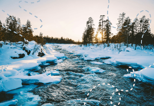 Talvimaisema jossa sula joki virtaa läpi lumisen maiseman.