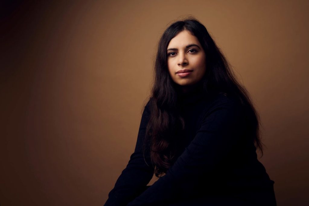 Kuva Sara al-Husainista. Tummatukkainen nainen, tummissa vaatteissa.