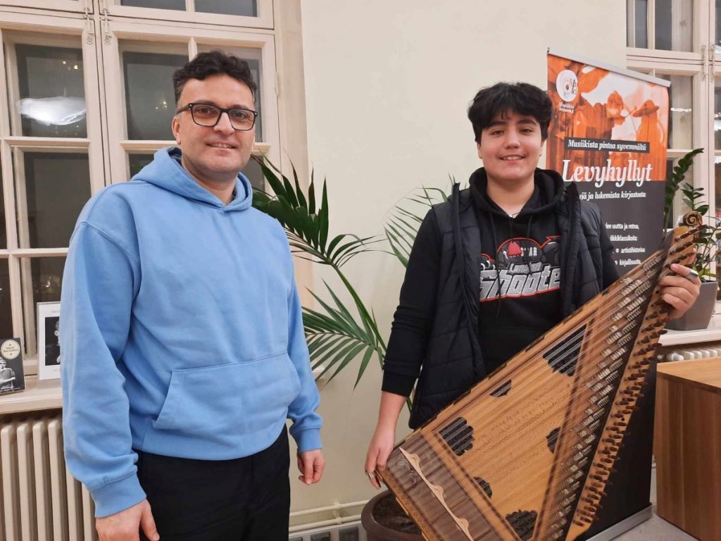 Murat Sarigul ja Sertac Sarigul kuvattiin Turun musiikkikirjaston Stagella. Kuvan kielisoitin on nimeltään kanun. Valokuva: Sebastian Backlund.
