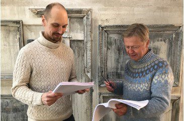 Skådespelarna Dan Henriksson och Carl Alm läser pjäsen.