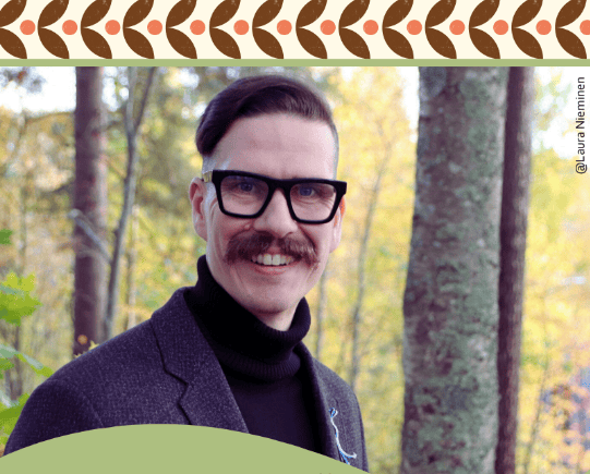 Tietokirjailija Aleksi Palokangas kuvattuna metsäisessä ympäristössä.